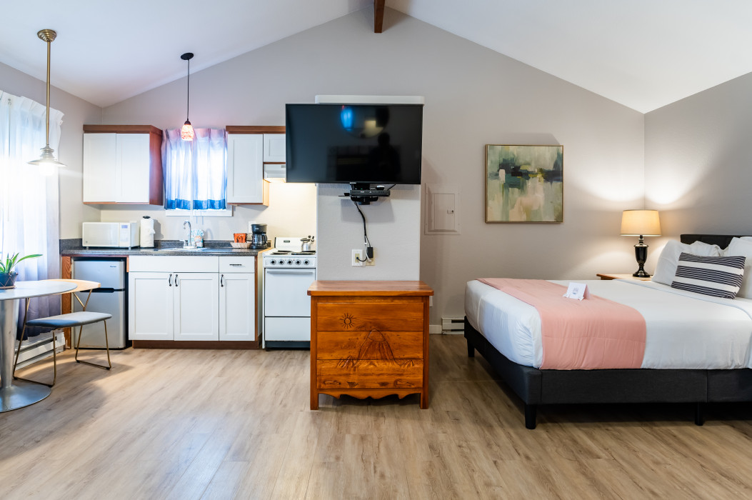  QUEEN WITH SPA & FULL KITCHEN