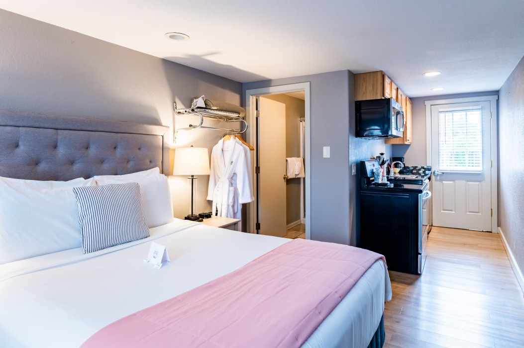 QUEEN ROOM WITH KITCHEN