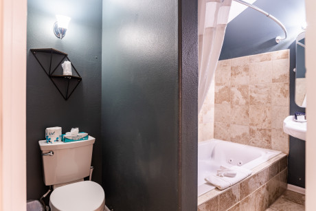  QUEEN WITH SPA & FULL KITCHEN